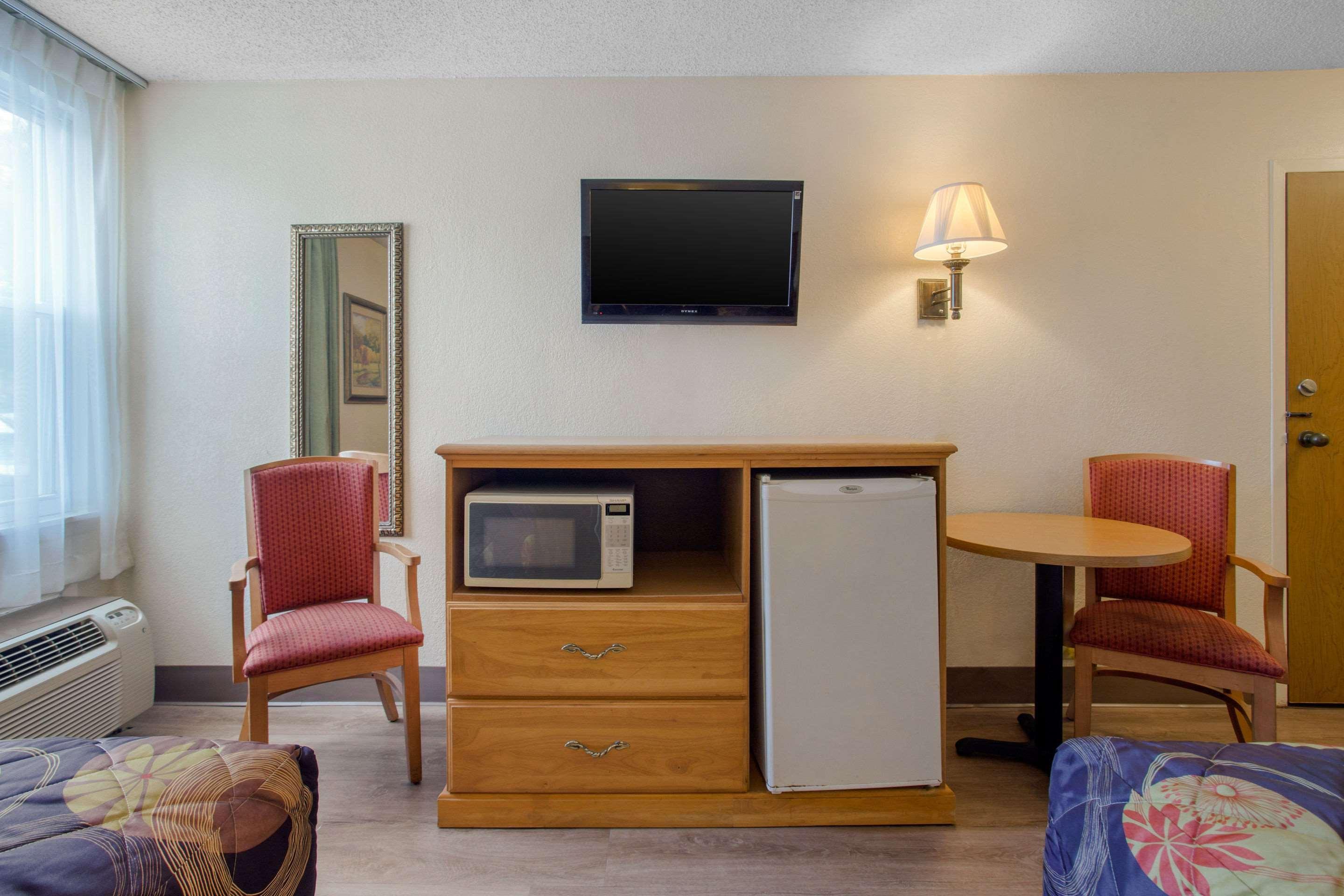Rodeway Inn *